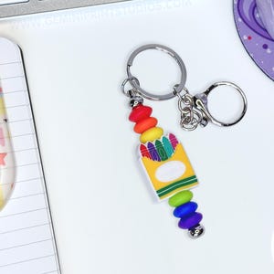 Buntstift Box Schlüsselanhänger, Lehrer Silikon Perlen Taschenanhänger, Geschenk zum Schulanfang, niedliches Klassenzimmer Accessoire, Buntstift Schlüsselring