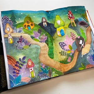 K&ouml;nnte beinhalten: Eine skurrile Aquarellillustration einer M&auml;rchenlandschaft. Das Kunstwerk zeigt Pilzh&auml;user, einen gewundenen Pfad und farbenfrohe Flora. Die Farbpalette umfasst Gr&uuml;n-, Blau- und Braunt&ouml;ne und erzeugt eine vertr&auml;umte, m&auml;rchenhafte &Auml;sthetik.