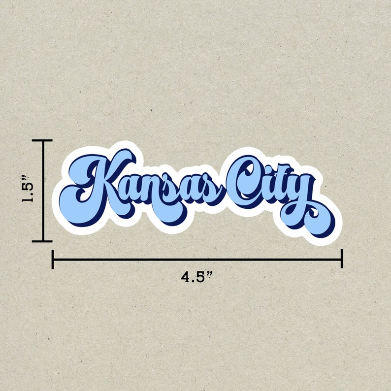 K&ouml;nnte beinhalten: Ein blauer und wei&szlig;er Aufkleber mit dem Text "Kansas City" in einem Retro-Schriftart-Stil. Der Aufkleber ist 4,5 Zoll breit und 1,5 Zoll hoch.