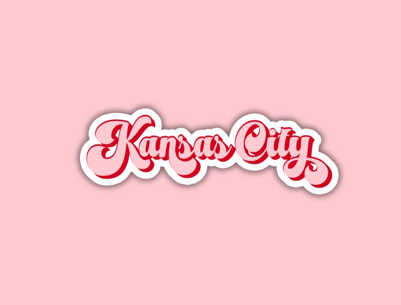 K&ouml;nnte beinhalten: Ein Retro-Grafikdesign mit dem Text "Kansas City" in Rot mit wei&szlig;em Umriss auf rosa Hintergrund.