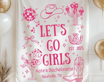 Peut inclure: Une bannière en tissu blanc avec des illustrations roses et le texte "LET'S GO GIRLS". Elle présente des dessins d'une boule disco, d'un chapeau de cow-boy, d'un cactus et d'une botte. Des ballons dorés et blancs sont présents.