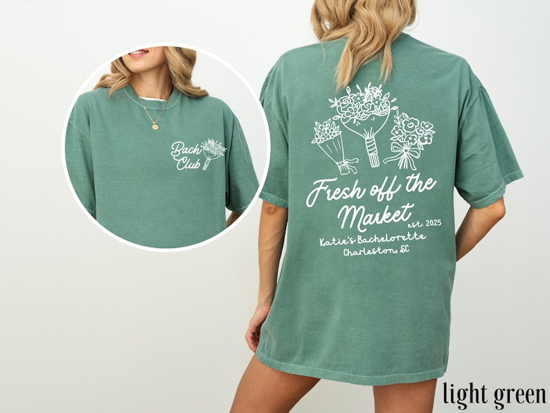 Może przedstawiać: Jasnozielony T-shirt z białym nadrukiem bukiet&oacute;w kwiat&oacute;w i tekstem "Fresh off the Market est. 2025 Katie's Bachelorette Charleston, SC"