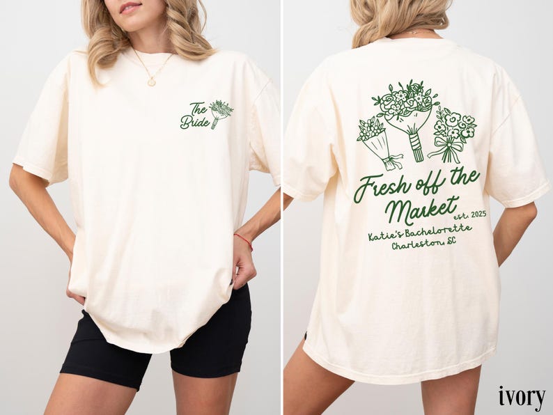 Może przedstawiać: Biały t-shirt z zielonym nadrukiem bukietu kwiat&oacute;w i tekstem "Fresh off the Market est. 2025 Katie's Bachelorette Charleston SC". Prz&oacute;d koszulki zawiera napis "The Bride" z małym nadrukiem bukietu kwiat&oacute;w.