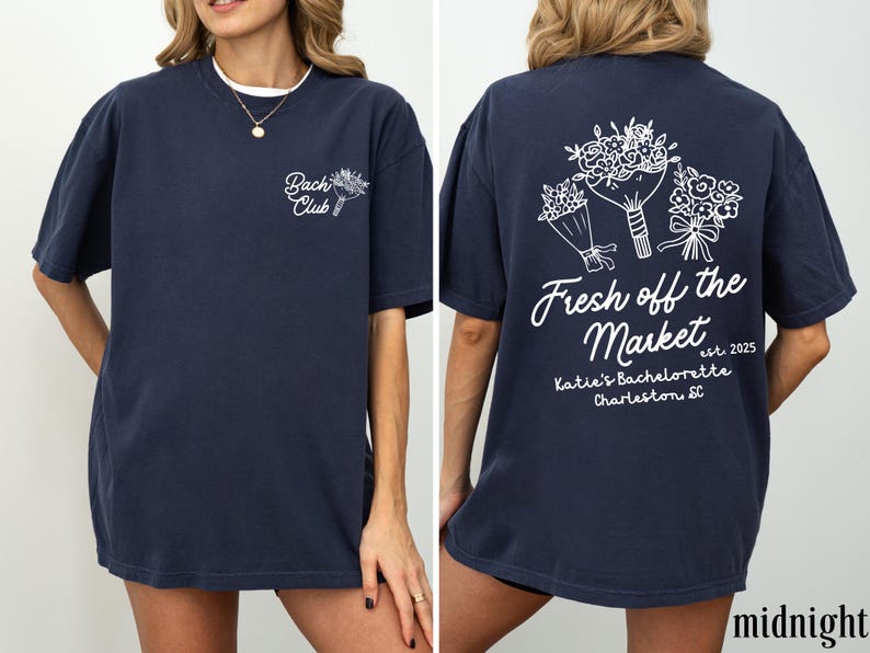 Może przedstawiać: Koszulka w kolorze granatowym z białym nadrukiem i kwiatowymi grafikami. Z przodu koszulka ma napis "Bach Club", a z tyłu "Fresh off the Market est. 2025 Katie's Bachelorette Charleston, SC".