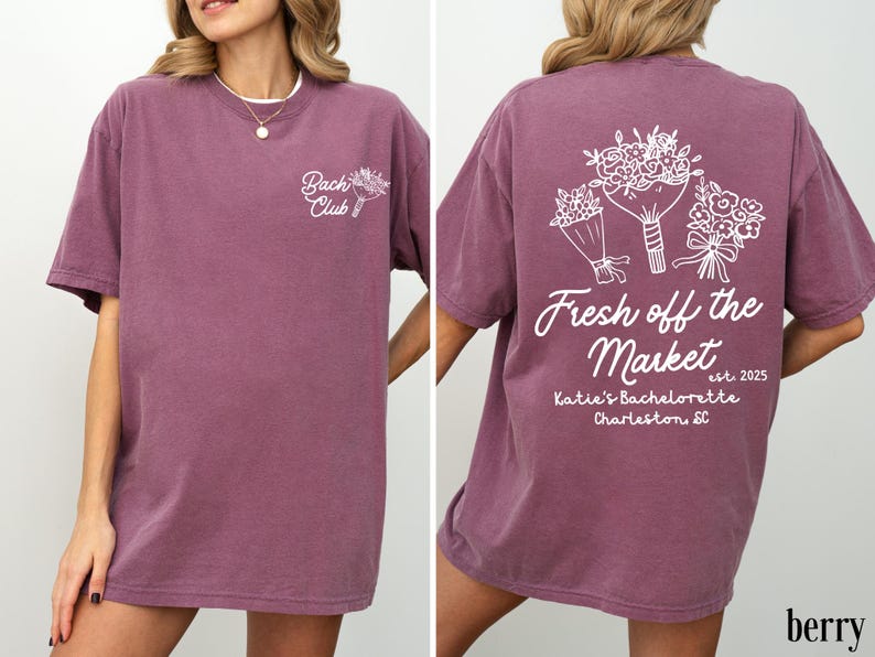 Może przedstawiać: Fioletowy T-shirt z napisem "Bach Club" po lewej stronie i wzorem kwiatowym z napisem "Fresh off the Market est. 2025 Katie's Bachelorette Charleston, SC" po prawej stronie.