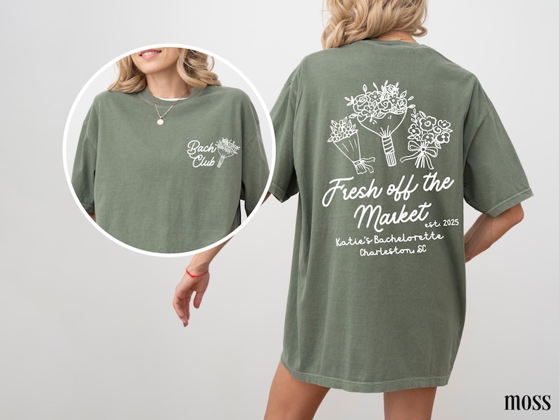 Może przedstawiać: Zielona koszulka z białym napisem "Fresh off the Market est. 2025 Katie's Bachelorette Charleston SC" i grafiką trzech bukiet&oacute;w kwiat&oacute;w. Prz&oacute;d koszulki ma biały napis "Bach Club" z małą grafiką kwiatu.