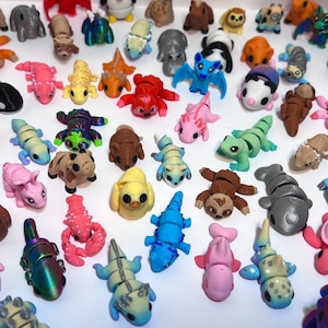 Animales articulados en miniatura impresos al azar en 3D