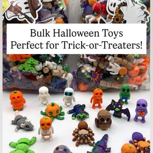 Puede incluir: Una colección de juguetes con temática de Halloween, que incluye calabazas, esqueletos, murciélagos y arañas. Los juguetes son de varios colores y diseños, algunos en bolsas de plástico transparente. El texto "Bulk Halloween Toys" es visible en la imagen.
