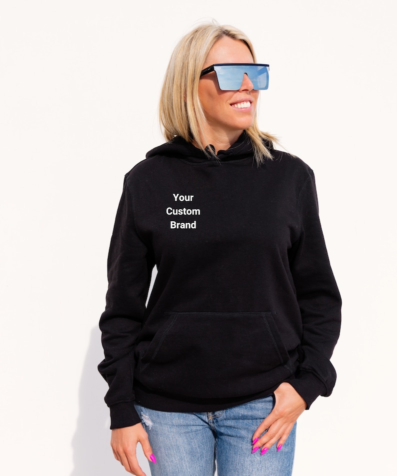 Puede incluir: Sudadera con capucha negra con un dise&ntilde;o de texto blanco que dice "Your Custom Brand".