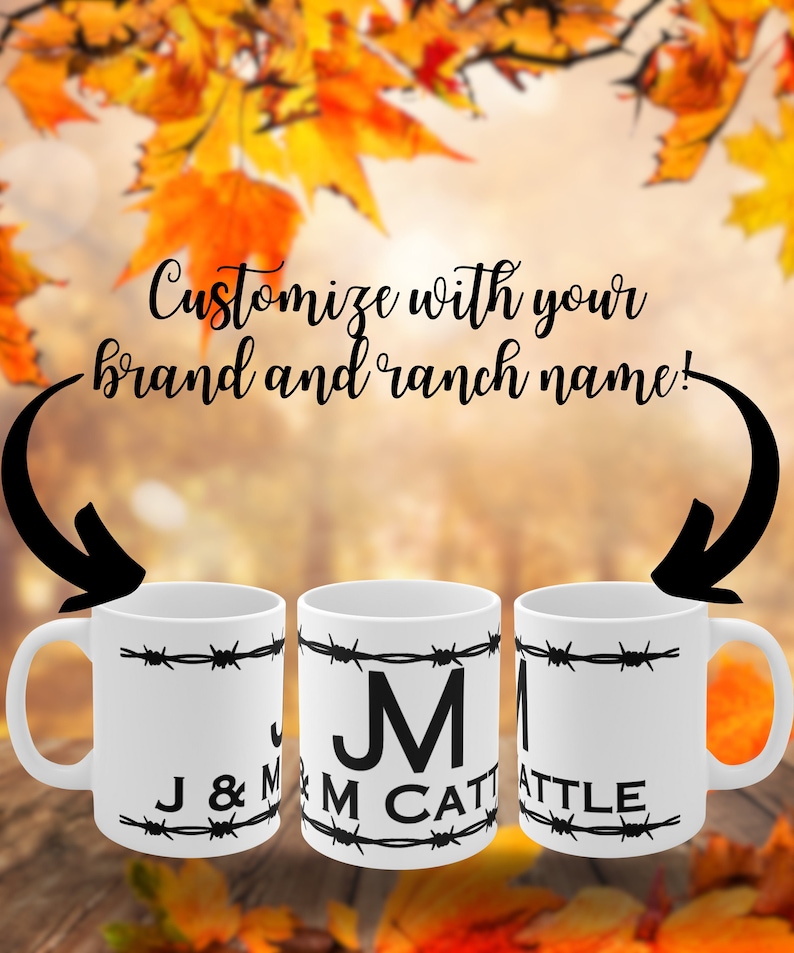 Puede incluir: Tres tazas de cer&aacute;mica blanca con dise&ntilde;os de alambre de p&uacute;as negros y letras negras. Las tazas est&aacute;n personalizadas con las letras "J" y "M" y las palabras "J & M Cattle".