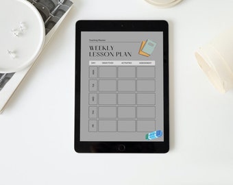 Könnte beinhalten: Eine Vorlage für einen wöchentlichen Unterrichtsplan auf einem Tablet-Bildschirm. Die Vorlage hat Spalten für Tag, Ziele, Aktivitäten und Bewertung. Die Vorlage ist grau mit schwarzem Text und Linien. Es gibt Illustrationen von Notizbüchern und einem Radiergummi auf der Vorlage.