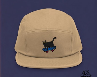 Czapka z pięcioma panelami Black Cat on Skateboard – haftowany wzór dla miłośników deskorolek i kotów
