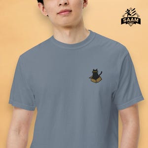 Camiseta Cat in a Box: linda camiseta unisex bordada con gato negro en una caja de cartón, colores cómodos, regalo para mamá gata