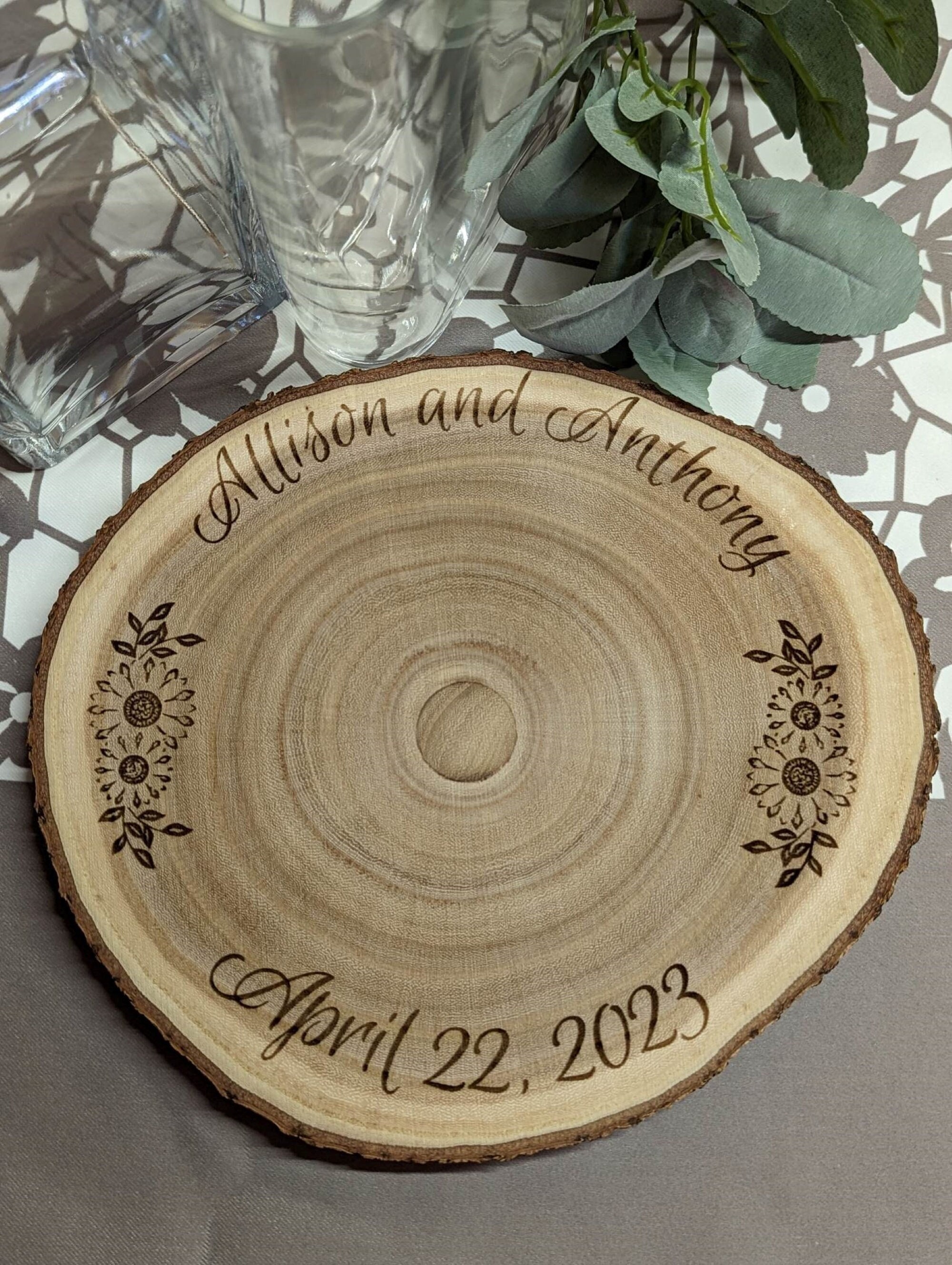 Rustic Wedding Centerpiece - Round Tree Bark Slice Natural Wood Slice –  Count…  Wood centerpieces wedding, Simple wedding centerpieces, Rustic  wedding centerpieces