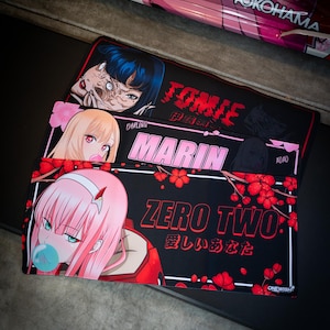 Große Anime Schreibtischmatten/Mauspads - Schreibtischmatten/Mauspads - Anime Computer Zubehör - Hohe Qualität - Super weich - Flexible Gummiunterlage