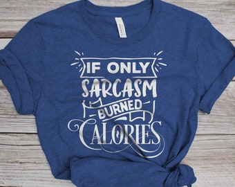 Puede incluir: Una camiseta azul marino con el texto blanco "IF ONLY SARCASTM BURNED CALORIES". La camiseta tiene las mangas dobladas y está hecha de un material suave. El texto está en una fuente decorativa.