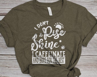 Ik sta niet op en begin de dag stralend - ik drink cafeïne en hoop op het beste T-shirt, Koffie is mijn manier om wakker te worden T-shirt, Geen leven zonder koffie T-shirt