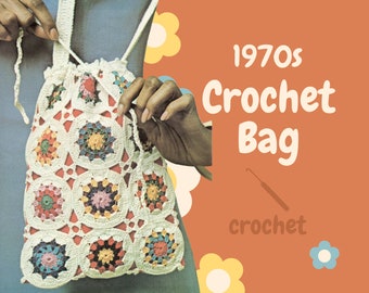 Può includere: Una borsa a uncinetto bianca con quadrati di granny colorati. La borsa ha una chiusura a coulisse ed è tenuta da una persona. Il testo "1970s Crochet Bag" è sullo sfondo.