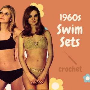 Puede incluir: Imagen vintage con dos mujeres modelando conjuntos de baño de los años 60. Una mujer lleva un bikini negro, la otra un bikini de ganchillo dorado. El fondo es naranja con gráficos de flores y el texto "1960s Swim Sets crochet".