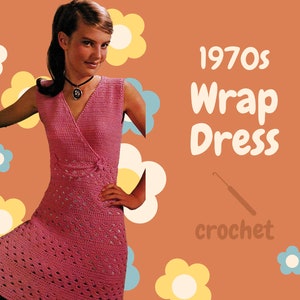 Puede incluir: Un vestido de crochet rosa con estilo de los años 70. El vestido es sin mangas y tiene un escote en V. La modelo lleva un collar plateado. El texto "1970s Wrap Dress crochet" está en la imagen.