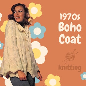 Op de afbeelding: Een witte gebreide jas in boho-stijl uit de jaren 70. De jas heeft een losse pasvorm en wijde mouwen. Het model draagt de jas met een blauwe jeans en is omringd door kleurrijke bloemen.