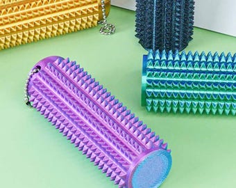 2個入り スパイキーフィジェットトイ キーチェーン - 3Dプリント感覚玩具デスクアクセサリー、クリスマスストッキング用詰め物、彼と彼女へのホワイトエレファントギフト