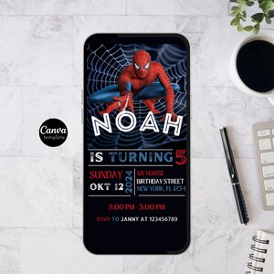 Peut inclure: Une invitation num&eacute;rique pour une f&ecirc;te d'anniversaire de 5 ans avec une image de dessin anim&eacute; de Spiderman sur un fond de toile d'araign&eacute;e. L'invitation est pour la f&ecirc;te d'anniversaire de Noah le dimanche 12 octobre 2024, de 14h00 &agrave; 15h00 &agrave; son domicile. Les informations de RSVP sont incluses au bas de l'invitation.
