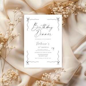 Puede incluir: Una tarjeta de invitación blanca con escritura negra que anuncia una "Cena de Cumpleaños". La tarjeta incluye el nombre "Patricia's" y detalles para una celebración del 30 cumpleaños, con acentos de lazo decorativos. El fondo es una tela suave y neutra.