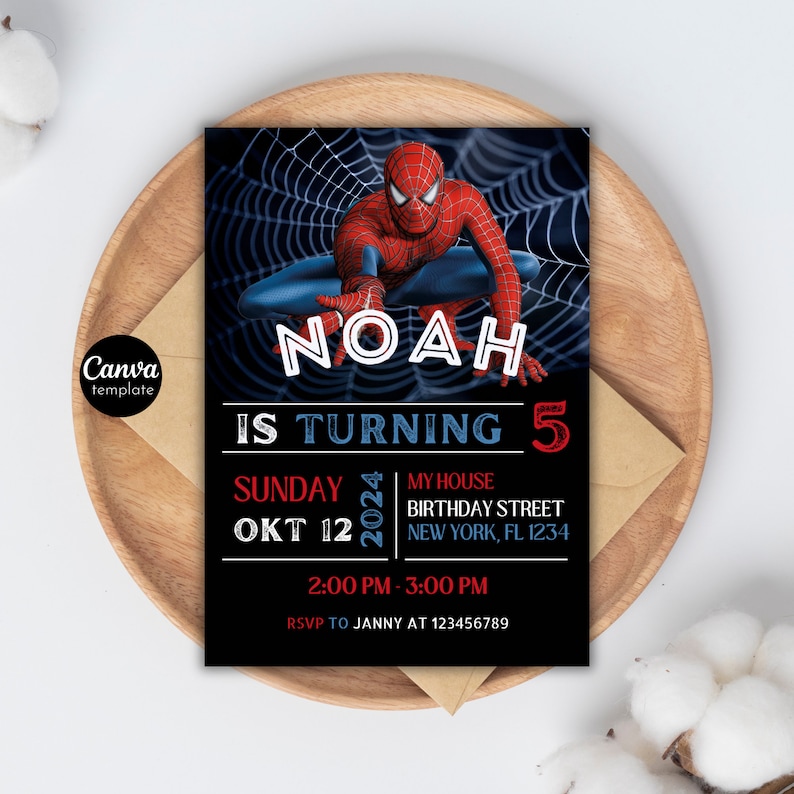 Peut inclure: Une invitation de f&ecirc;te d'anniversaire Spiderman noire et rouge avec un fond de toile d'araign&eacute;e. L'invitation indique "Noah a 5 ans" et comprend la date, l'heure et le lieu de la f&ecirc;te.