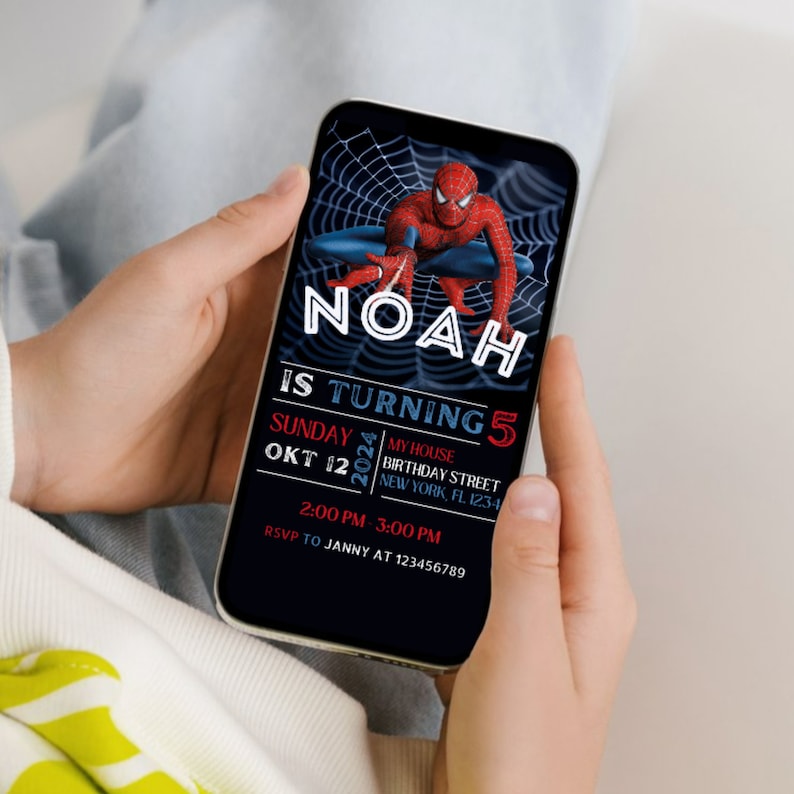 Peut inclure: Une invitation num&eacute;rique pour une f&ecirc;te d'anniversaire sur le th&egrave;me de Spiderman. L'invitation pr&eacute;sente un personnage de Spiderman rouge et bleu sur un fond noir avec un motif de toile d'araign&eacute;e. Le texte de l'invitation indique "Noah a 5 ans" et comprend la date, l'heure et le lieu de la f&ecirc;te.