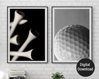 Op de afbeelding: Twee zwart-wit ingelijste prints. De linker print toont een close-up van een set golftees. De rechter print toont een close-up van een golfbal.