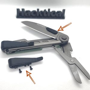 Pode incluir: Uma multiferramenta com cabo preto e lâmina prateada. A ferramenta está desmontada, mostrando as peças individuais e os parafusos. A ferramenta está etiquetada com "Leatherman" na lâmina.