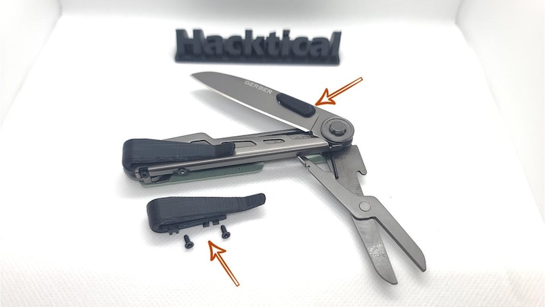 Puede incluir: Una multiherramienta con mango negro y hoja plateada. La herramienta est&aacute; desmontada, mostrando las piezas individuales y los tornillos. La herramienta est&aacute; etiquetada con "Leatherman" en la hoja.