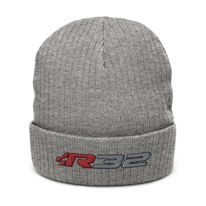 Puede incluir: Gorro de punto gris con un logotipo "R32" bordado en rojo y gris.