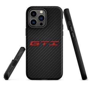 Peut inclure: Coque de téléphone noire avec une texture en fibre de carbone et les lettres rouges "GTI". L'étui est présenté sous plusieurs angles, soulignant les découpes de l'appareil photo et les boutons latéraux. L'étui est conçu pour protéger le téléphone.