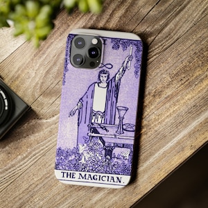 Funda para teléfono con la carta del tarot El mago - Rider Waite Smith Art, morado - Witchy iPhone 16 15 14 Pro Max, Samsung Galaxy S24 S23 S22 Ultra y más