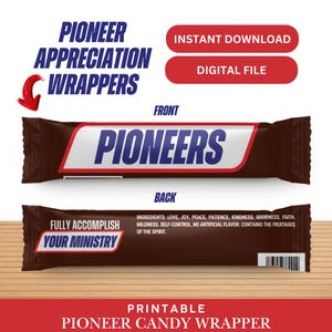 Puede incluir: Diseño imprimible de envoltorio de caramelos Pioneer. La parte frontal del envoltorio presenta la palabra "PIONEERS" en blanco y azul sobre un fondo rojo y blanco. La parte posterior del envoltorio tiene el texto "FULLY ACCOMPLISH YOUR MINISTRY" y una lista de ingredientes.