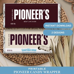 Può includere: Due confezioni di caramelle Pioneer stampabili. L'involucro superiore è rosso scuro con testo bianco che recita "PIONEER'S" e "BEST LIFE EVER". L'involucro inferiore è beige con lo stesso testo e la frase "fully accomplish your ministry."