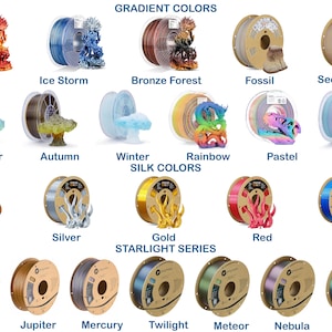 Op de afbeelding: Assortiment van filament spoelen in verschillende kleuren en afwerkingen, waaronder gradient, zijde en starlight serie. De spoelen zijn gerangschikt in rijen met labels die de kleurennamen aangeven.