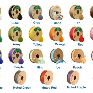 Op de afbeelding: Een verzameling van 20 spoelen filament voor 3D-printen, elke spoel is een andere kleur. De kleuren omvatten wit, zwart, grijs, bot, bruin, bruin, groen, leger, geel, oranje, rood, roze, blauw, paars, mint, ijs, perzik, snoep, gedempt blauw, gedempt groen, gedempt rood, gedempt paars en marmer.