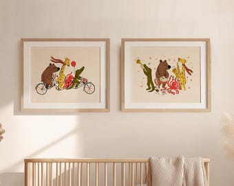 Set di 2 stampe artistiche per la cameretta a tema "Sfilata di animali": musica e bicicletta.