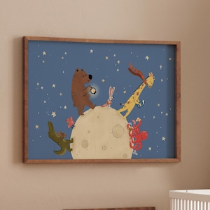 Op de afbeelding: Een rechthoekige ingelijste muurkunstprint met een blauwe nachtelijke hemel vol sterren en een grote beige maan. Een bruine beer, een konijn, een giraf, een rode octopus en een groene krokodil staan afgebeeld op het maanoppervlak.