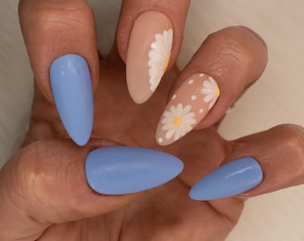 Unhas postiças com estampa de margaridas azuis pastel: unhas postiças florais amendoadas de primavera
