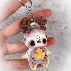 Schlüsselanhänger Reh chibi Goblin gelb