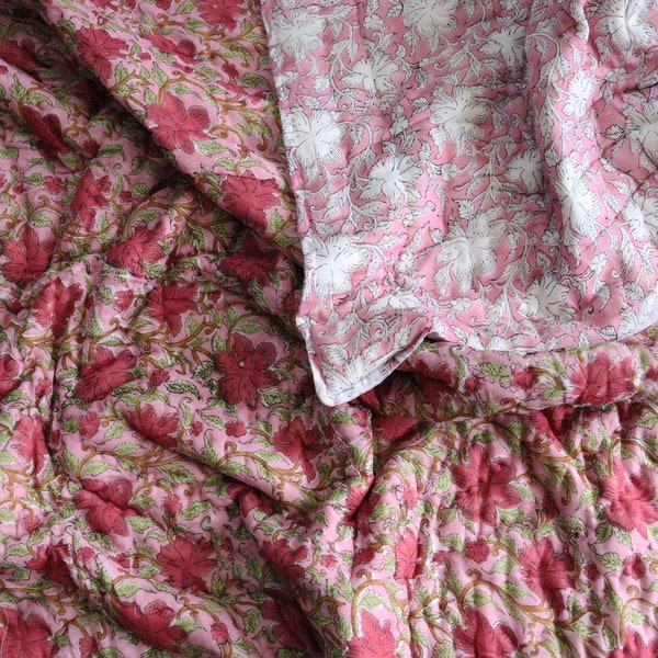 Roze en rode omkeerbare quilt met blokprint, roze bloemen Jaipuri Razai katoenen dekbed, queensize dekbed - rood/roze omkeerbare sprei