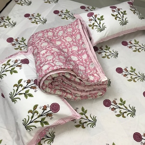 King Size Reversible Boho Blanket, Jaipuri Razai Quilt Comforter with Pillow Covers – Handblock Printed Pink Floral Quilt – Preppy Bedspread