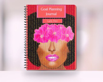 Pode incluir: Um diário de espiral vermelho com o título "Goal Planning Journal" e o nome "Lady Fire" impresso na capa. A capa apresenta uma ilustração em preto e branco do rosto de uma mulher com flores cor-de-rosa cobrindo seus olhos.
