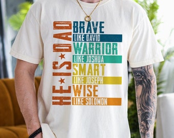 Er ist Papa Shirt, mutig wie David, Krieger wie Joshua, Smart wie Joseph, weise wie Solomon, Bibel Vers T-Shirt, Papa Shirt, Vatertag Shirt