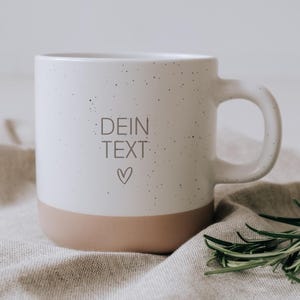 Personlig keramisk mugg med gravyr, stengods 360 ml, naturlig botten – vit eller svart matt med prickar