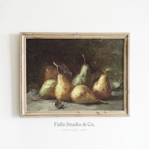 Puede incluir: Una pintura al óleo vintage de un bodegón con un grupo de peras en varios tonos de verde y amarillo. Las peras están dispuestas sobre una mesa con un fondo oscuro. La pintura está enmarcada en un sencillo marco de madera.